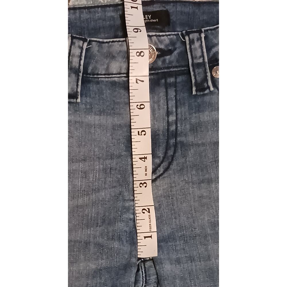 True Religion Riley Low-rise Knee Length Shorts Womens 26 26Wx13L EUC! - Picture 5 of 8